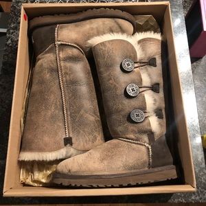 UGG Bomber Bailey Button Size 6